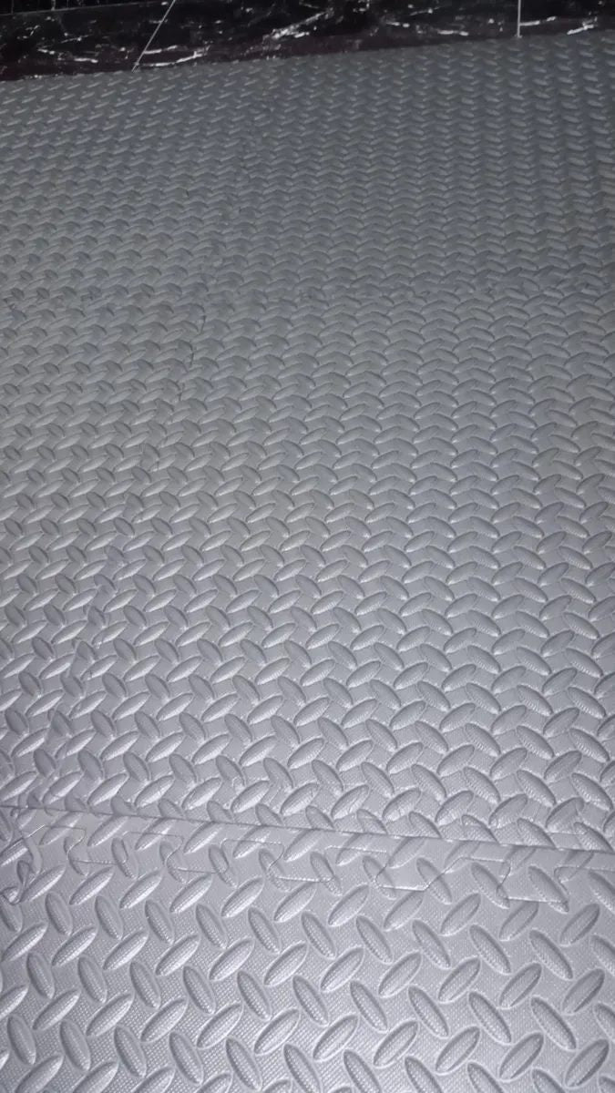 Piso encastrable gris instalado