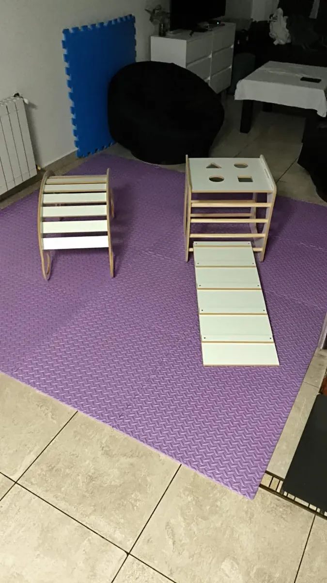 Piso encastrable violeta en espacio infantil