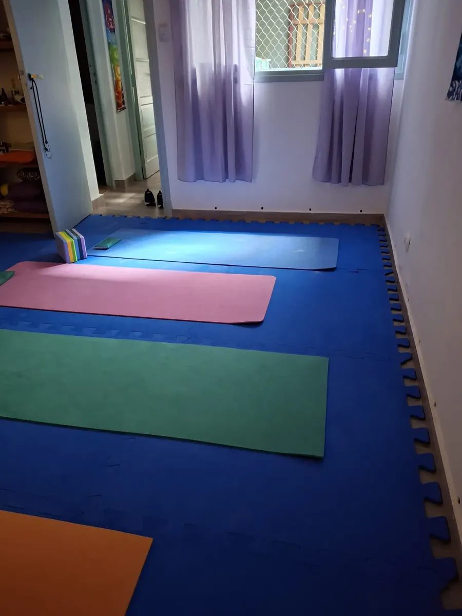 Piso azul instalado para yoga