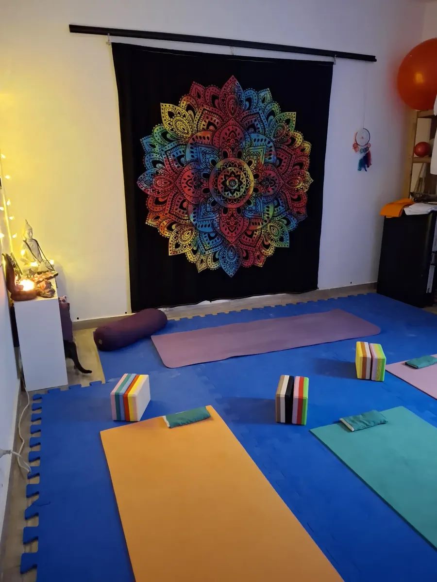 Piso azul en sala de yoga