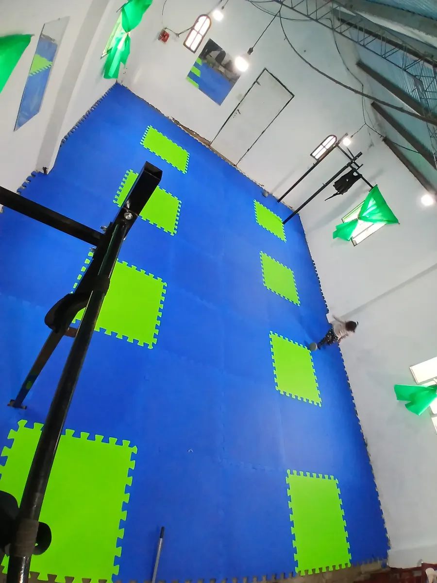 Piso azul y verde instalado en gimnasio