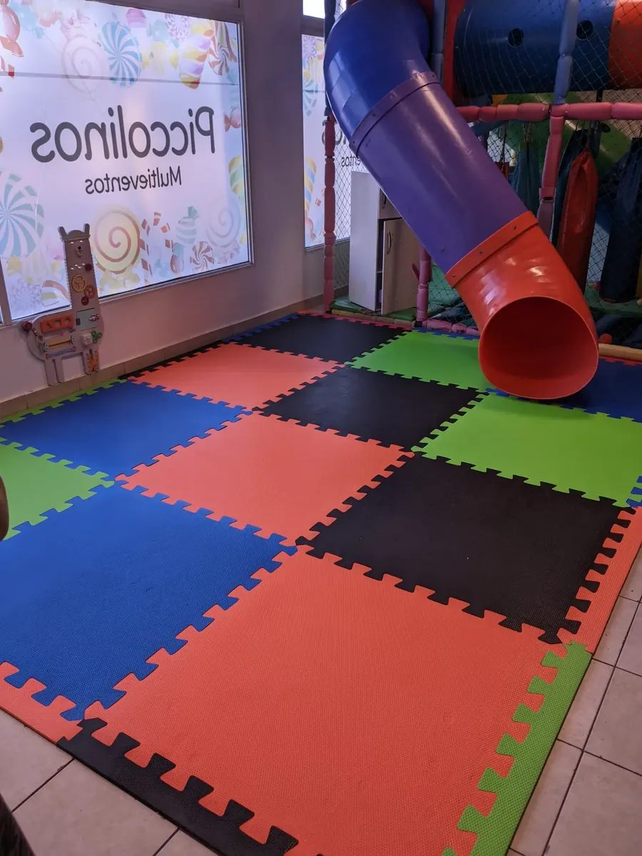 Piso encastrable multicolor en salon infantil