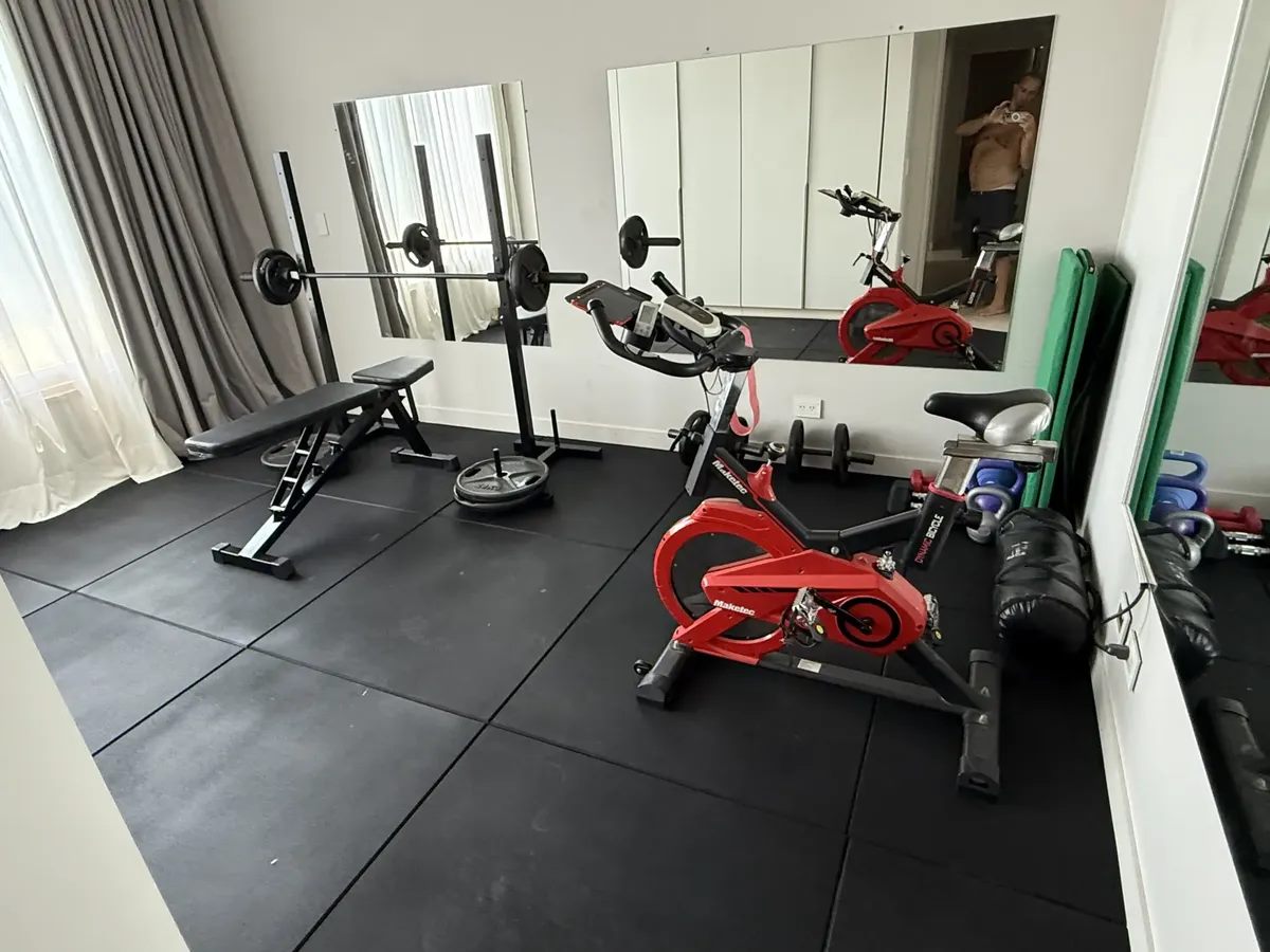 Gimnasio con piso negro instalado