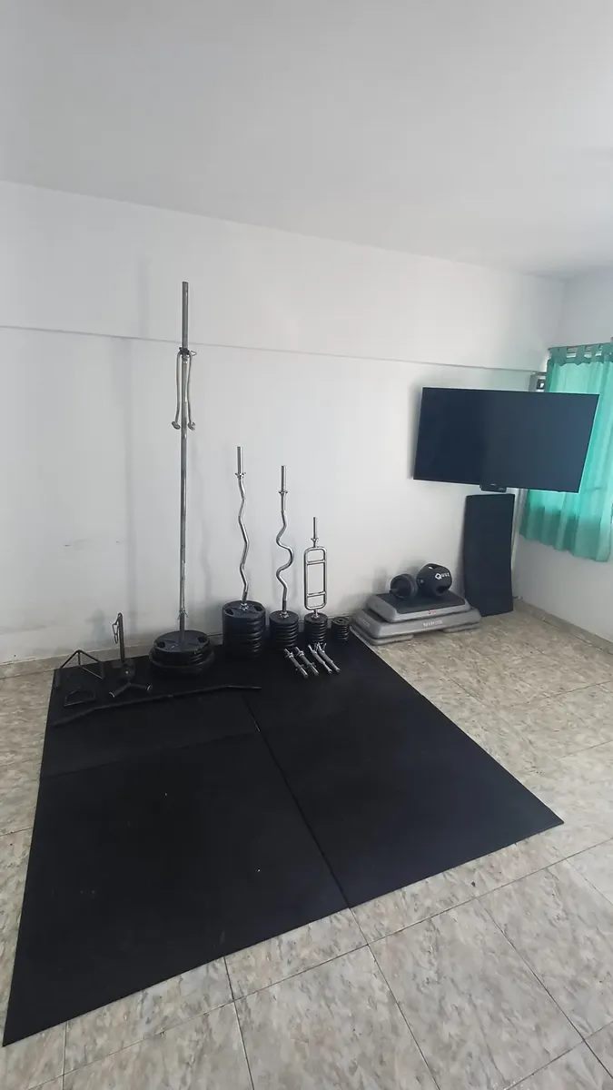 Zona de entrenamiento con piso negro y barras