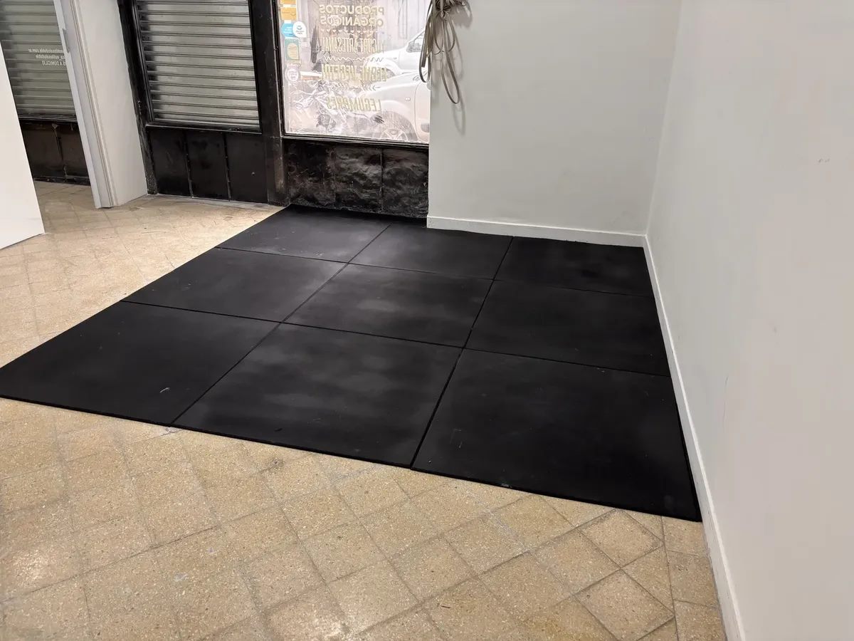 Baldosas de goma negras instaladas