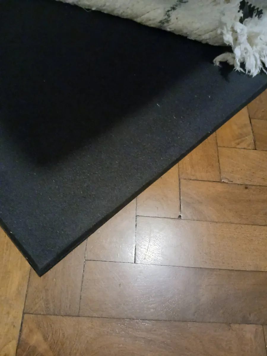 Plancha de goma negra con marcas