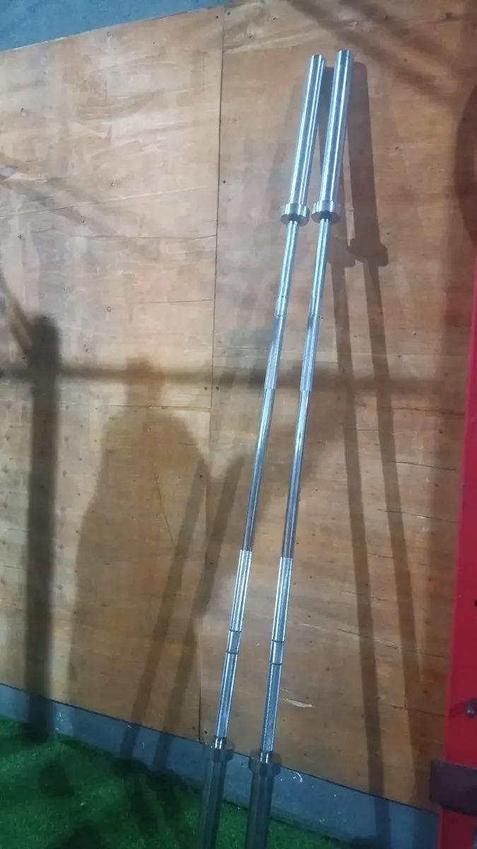 Barras cromadas apoyadas en piso