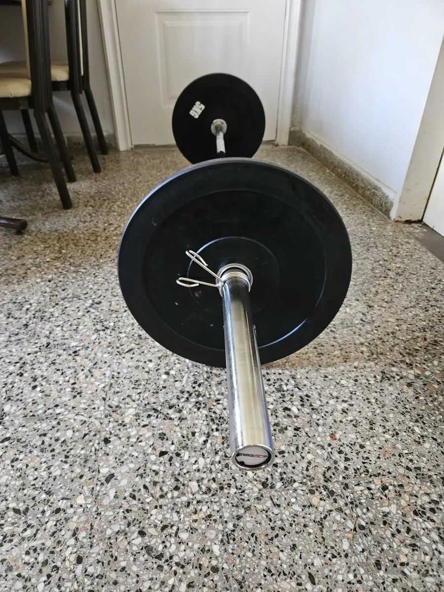 Barra cargada con discos y topes