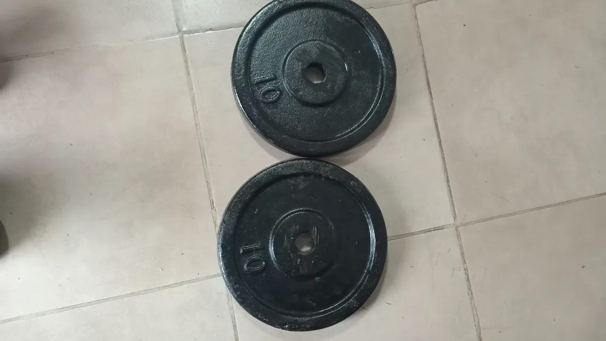 Discos de 10 kg sobre piso claro