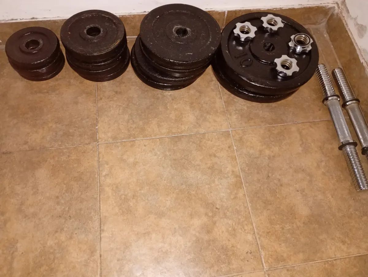 Set de discos y mancuernas en piso