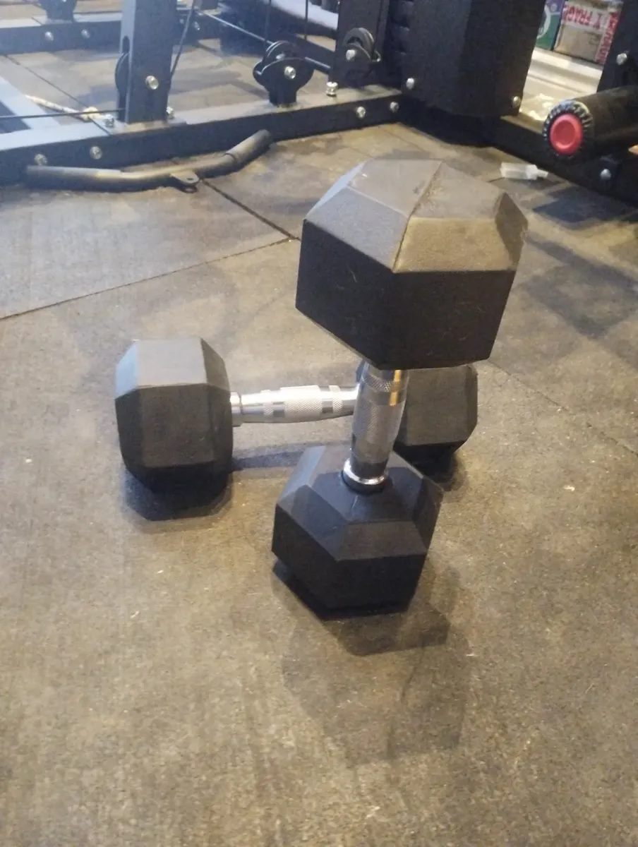 Mancuernas hexagonales en piso de gimnasio