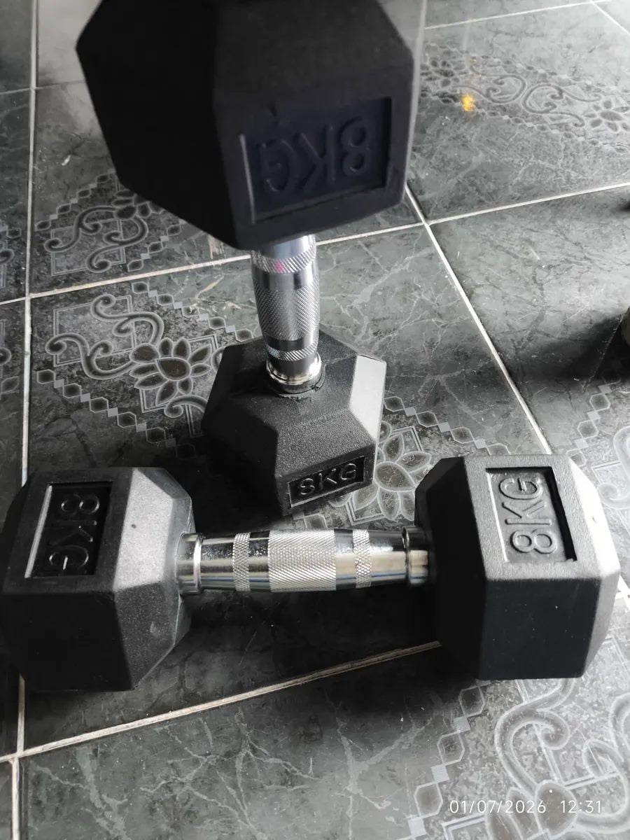 Mancuernas de 8 kg sobre piso