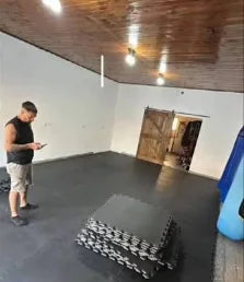 Piso instalado en un espacio de entrenamiento