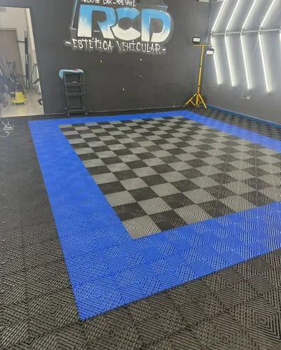 Piso azul y negro instalado por el cliente